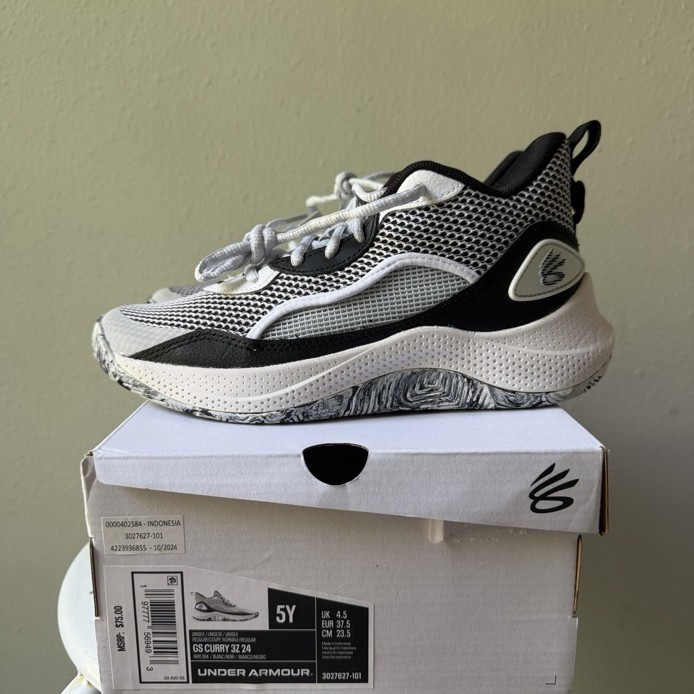 Under Armour PS CURRY 3Z 24 Boys Size 5Y White W/ Black Basketball Sneakers New